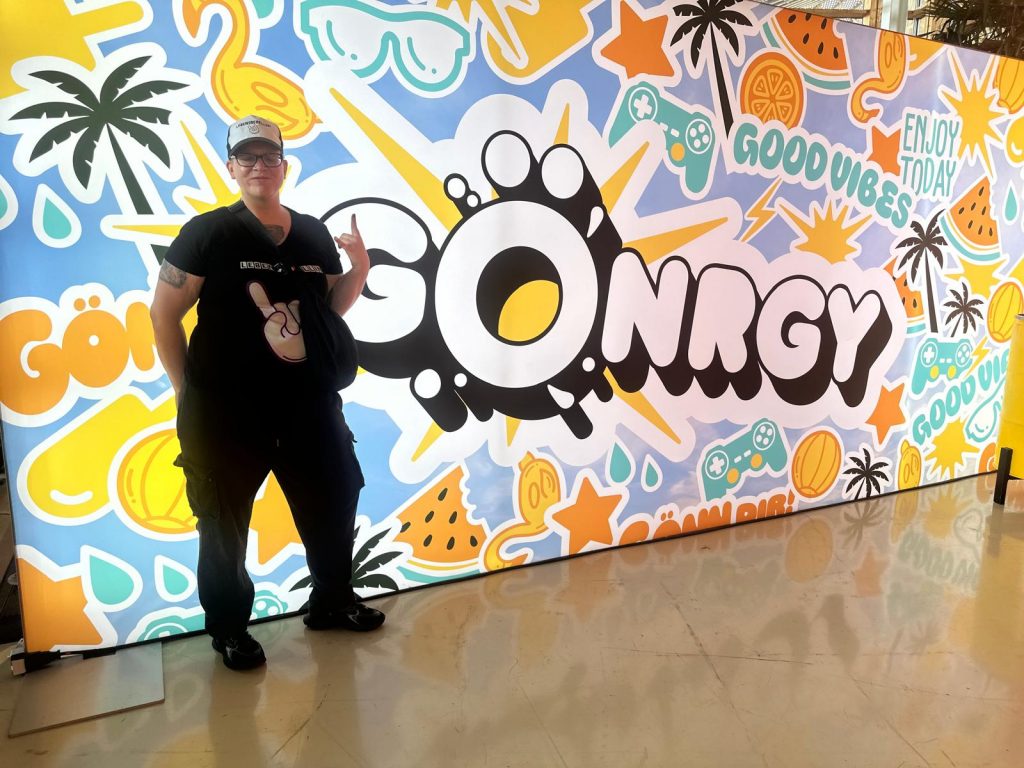 Bloggerin Nena steht vor der Gönrgyleinwand auf den PS Days 2025