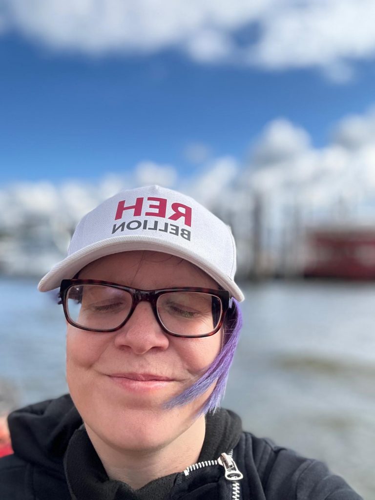 Ein Bild von der Bloggerin auf der Elbe, sie hat die Augen zu und genießt