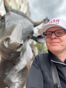Die Bloggerin steht neben dem Stier in der Altstadt von Buxtehude
