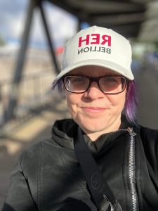 Die Bloggerin Nena ist zu sehen mit dem Hintergrund eines Hafensteg in Hamburg