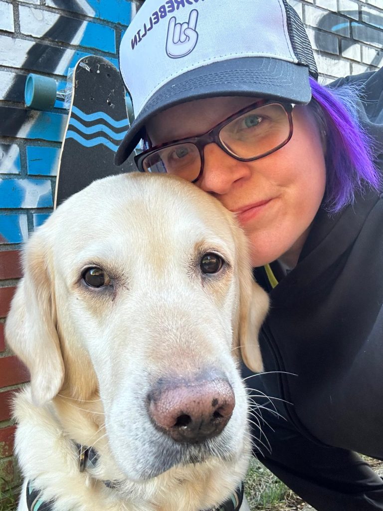Labrador-Golden Retriever Mischling Finley mit seiner Besitzerin Nena