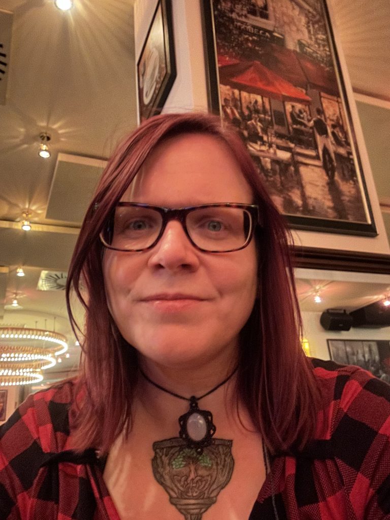 Die Bloggerin Nena sitzt in einem Restaurant. Das Bild ist im Selfieformat