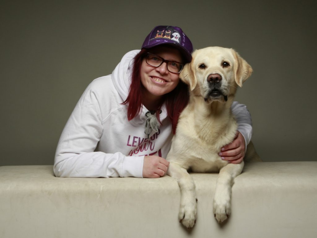 Der Golden Retriever-Labrador Mix in weiss liegt neben seiner Besitzer Nena Rockstein