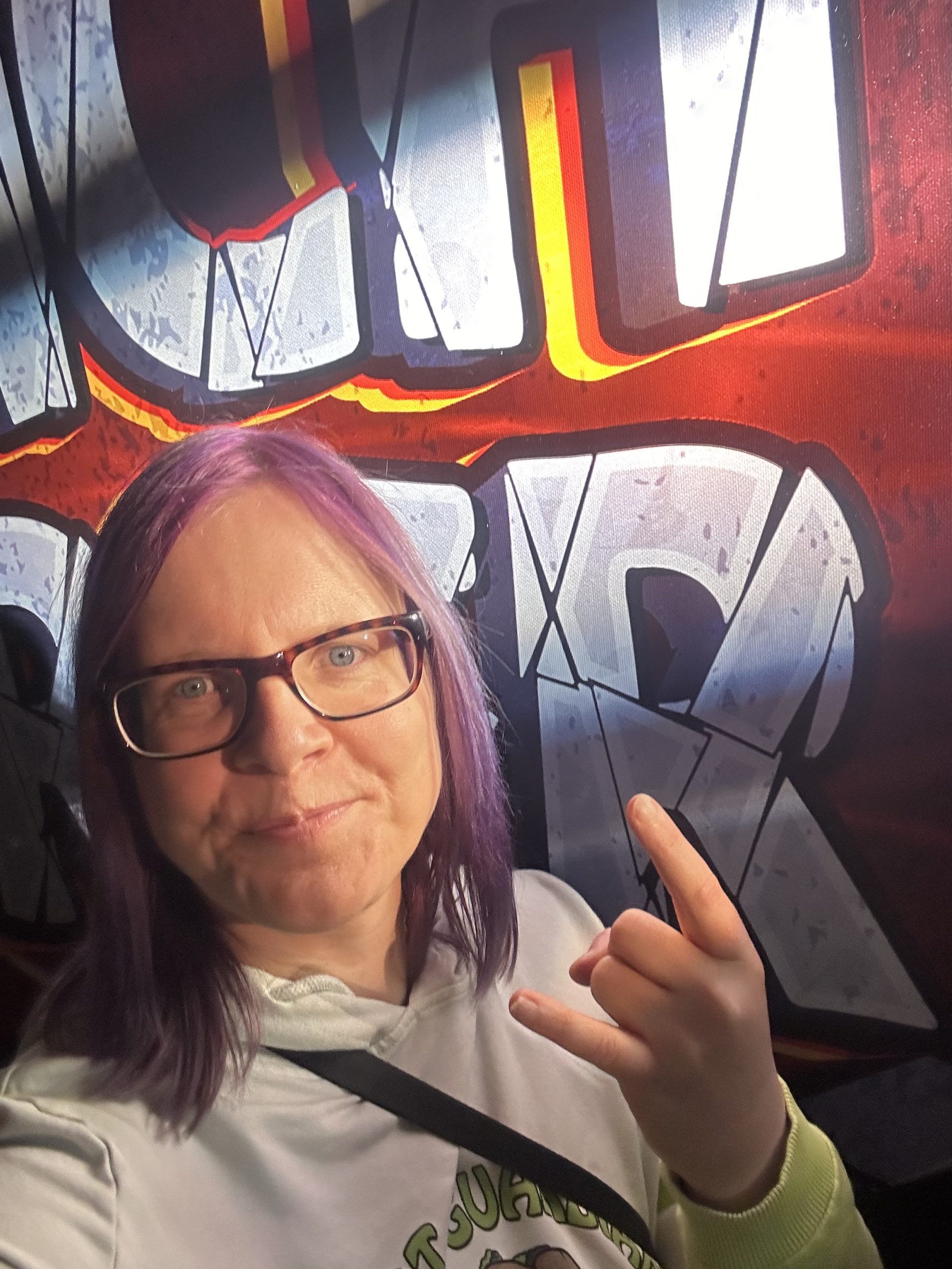 Bloggerin vor Graffiti