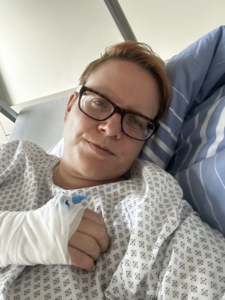 Zu sehen ist die Bloggerin im Krankenhausbett