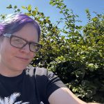 Bloggerin Nena vorbei laufend an einer Hecke bei einem schönen sonnigen Tag