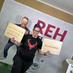 Die Bloggerin steht vor der "Rehbellion" Leinwand der Rehbellion Tour von Tobias Beck