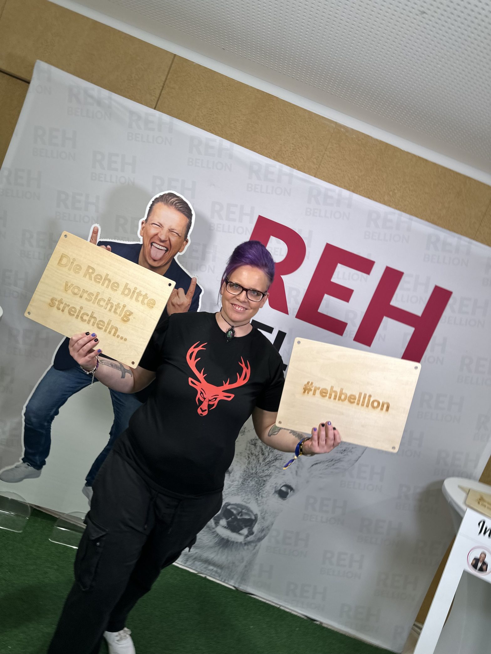 Die Bloggerin steht vor der "Rehbellion" Leinwand der Rehbellion Tour von Tobias Beck